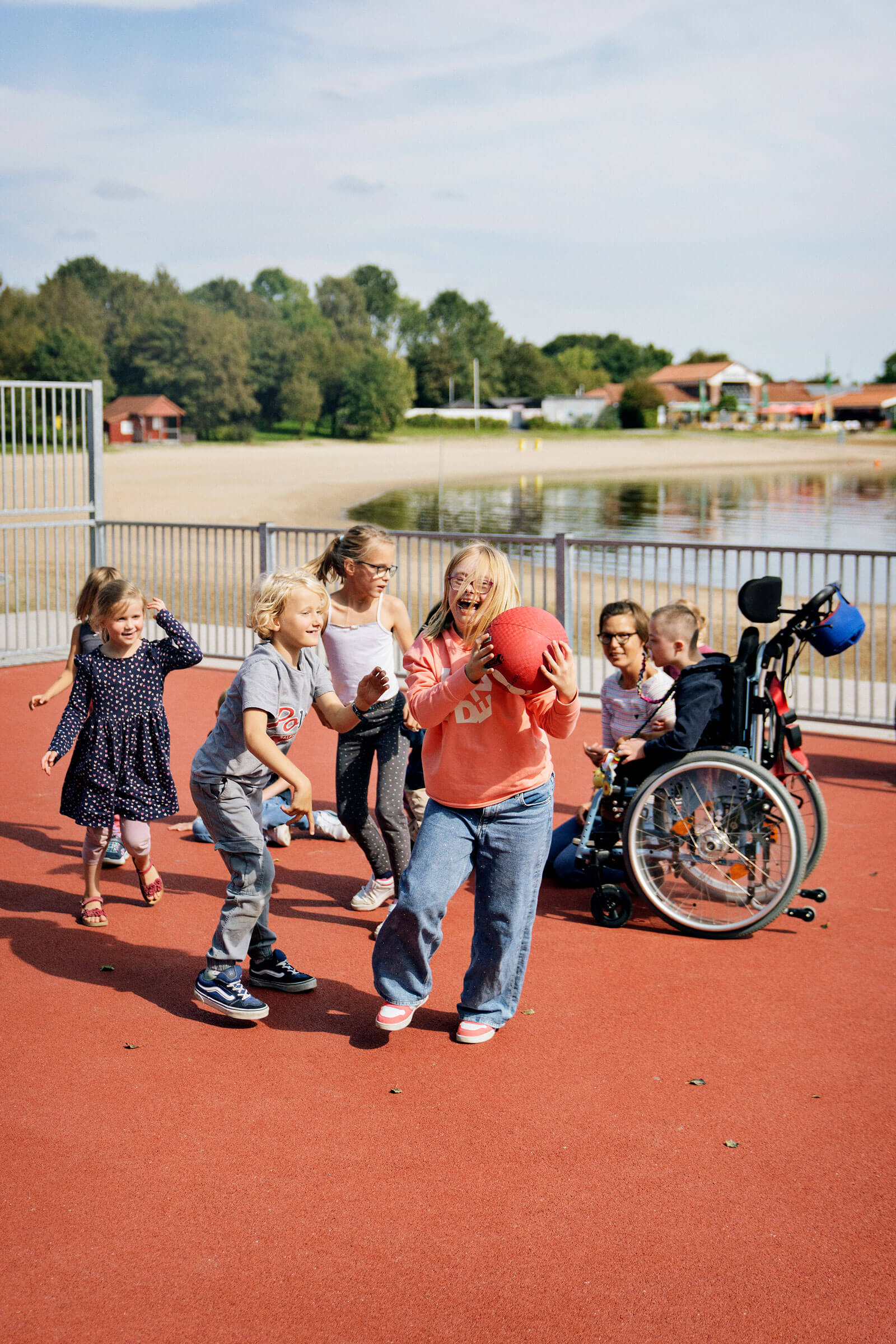 Kinder spielen in einer Schul-Multisportanlage