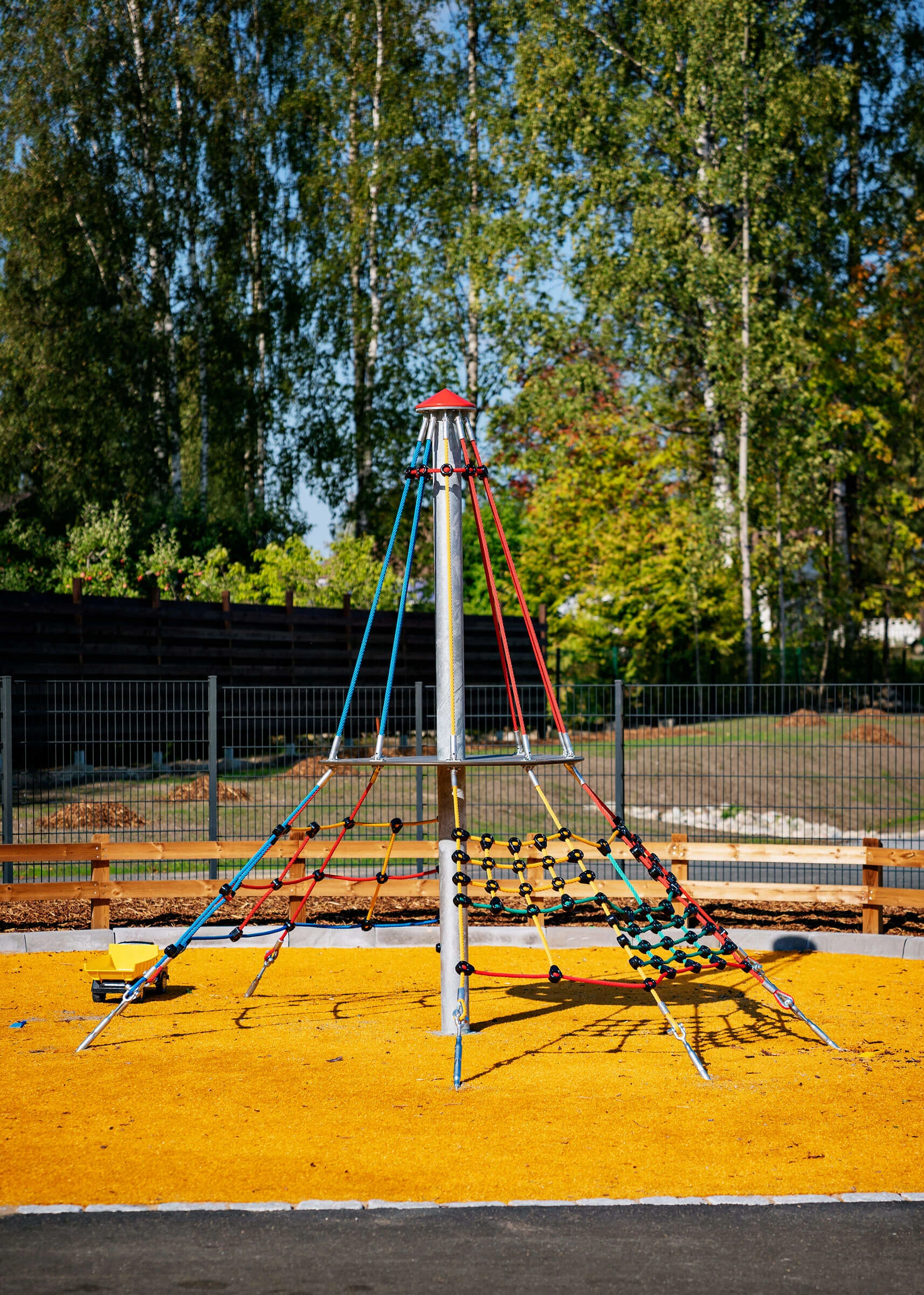 Pyramidenkletternetz auf einem Grundschulspielplatz