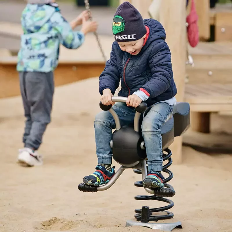 Kinder spielen auf Robinien Wippen aus Holz Referenzbild