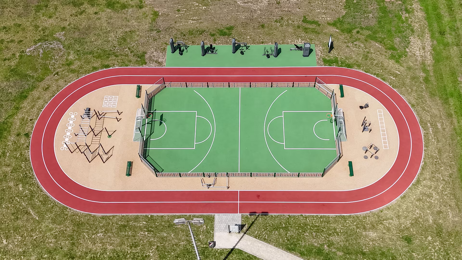 Multisportarena mit Laufbahn, Outdoor-Kraftgeräten und moderner Calisthenics-Anlage