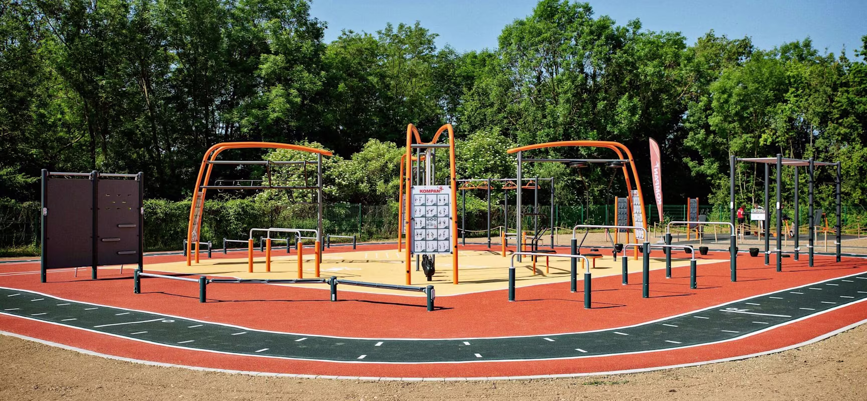 Outdoor fitness site with obstacle course and functional training at Geispolsheim Sports Centre