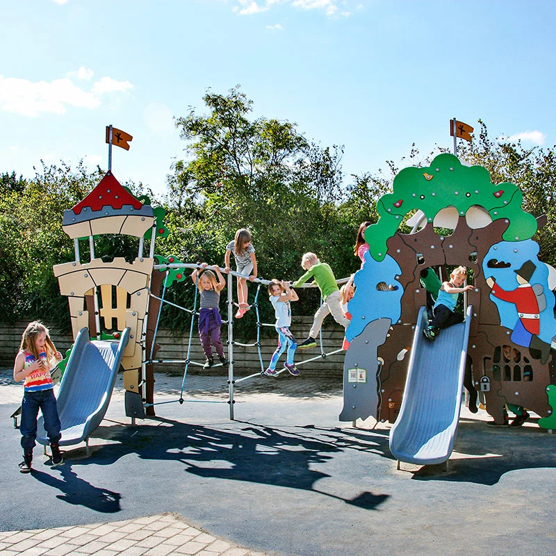 Kinder spielen auf einem Märchenspielplatz mit digitalen Spielplatzgeräten