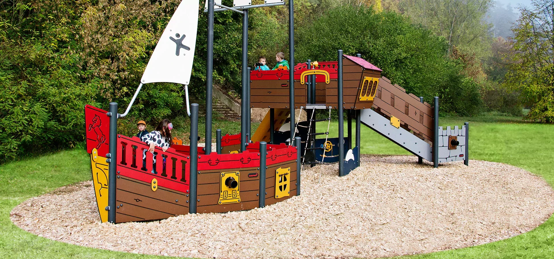 hero Bild von Kindern, die in einem Park auf einem Spielplatz Schiff spielen