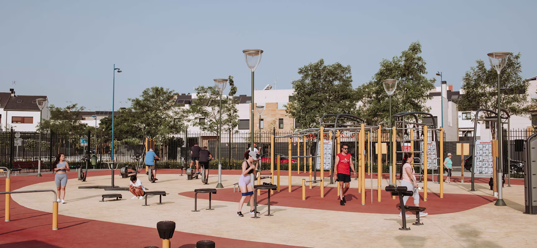 Zona de fitness al aire libre con calistenia y pista de obstáculos