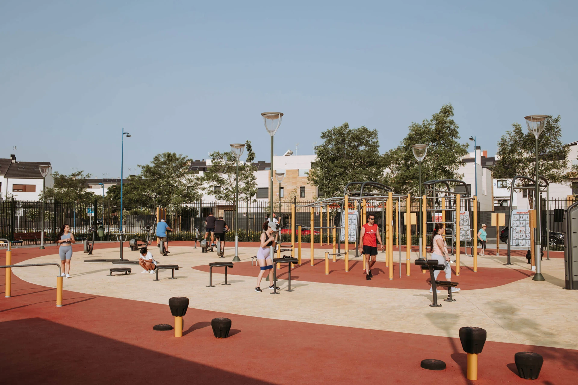 Zona de fitness al aire libre con calistenia y pista de obstáculos