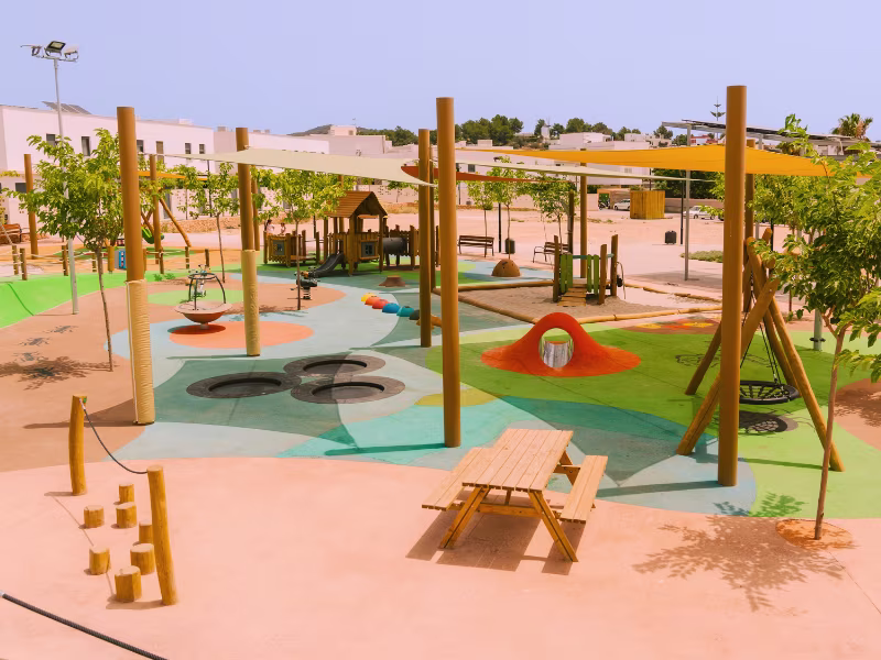 Parc infantil amb múltiples zones de joc