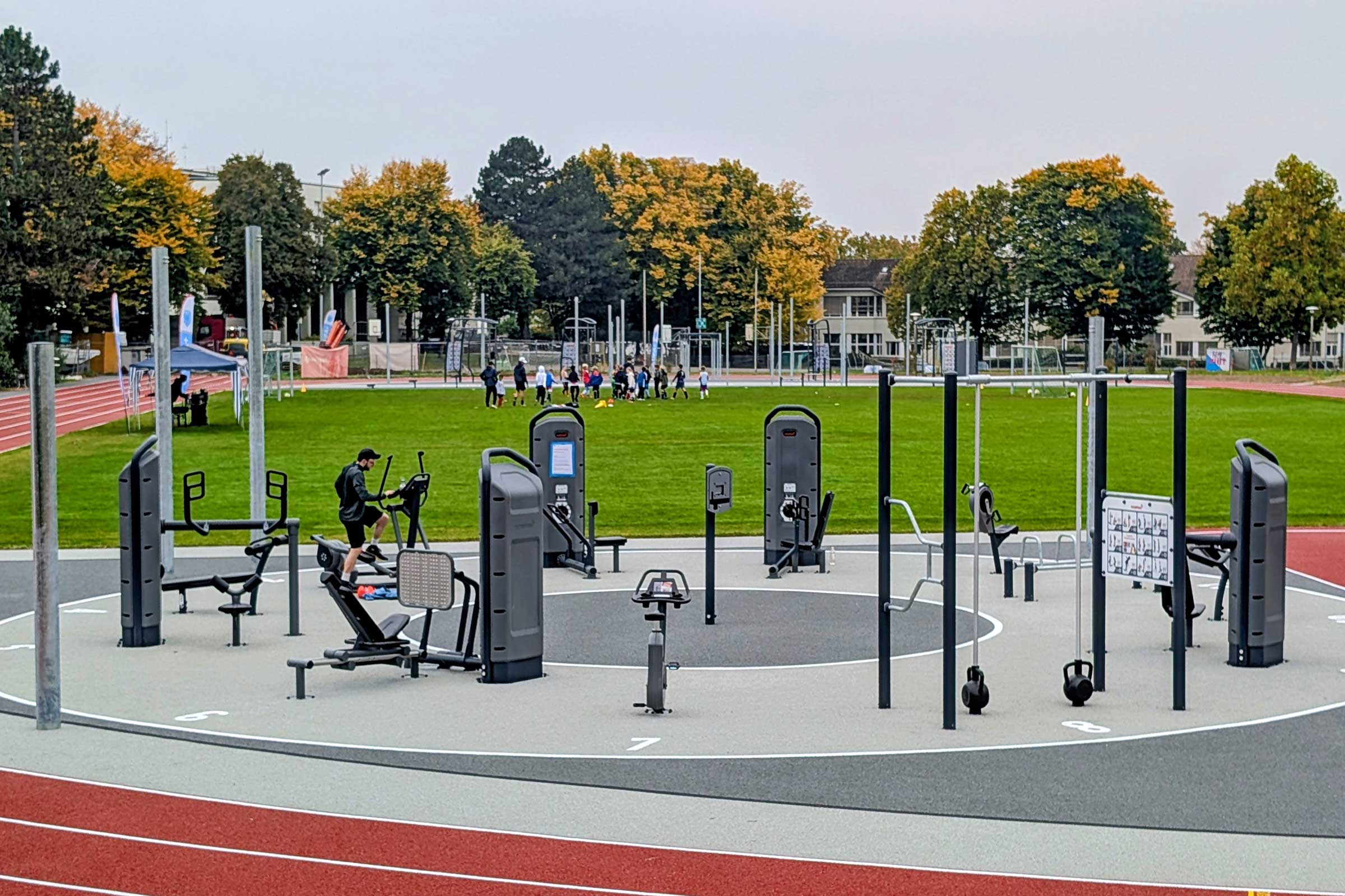 KOMPAN Zirkelraining-Station für Kraft- und Ausdauerübungen im Freien