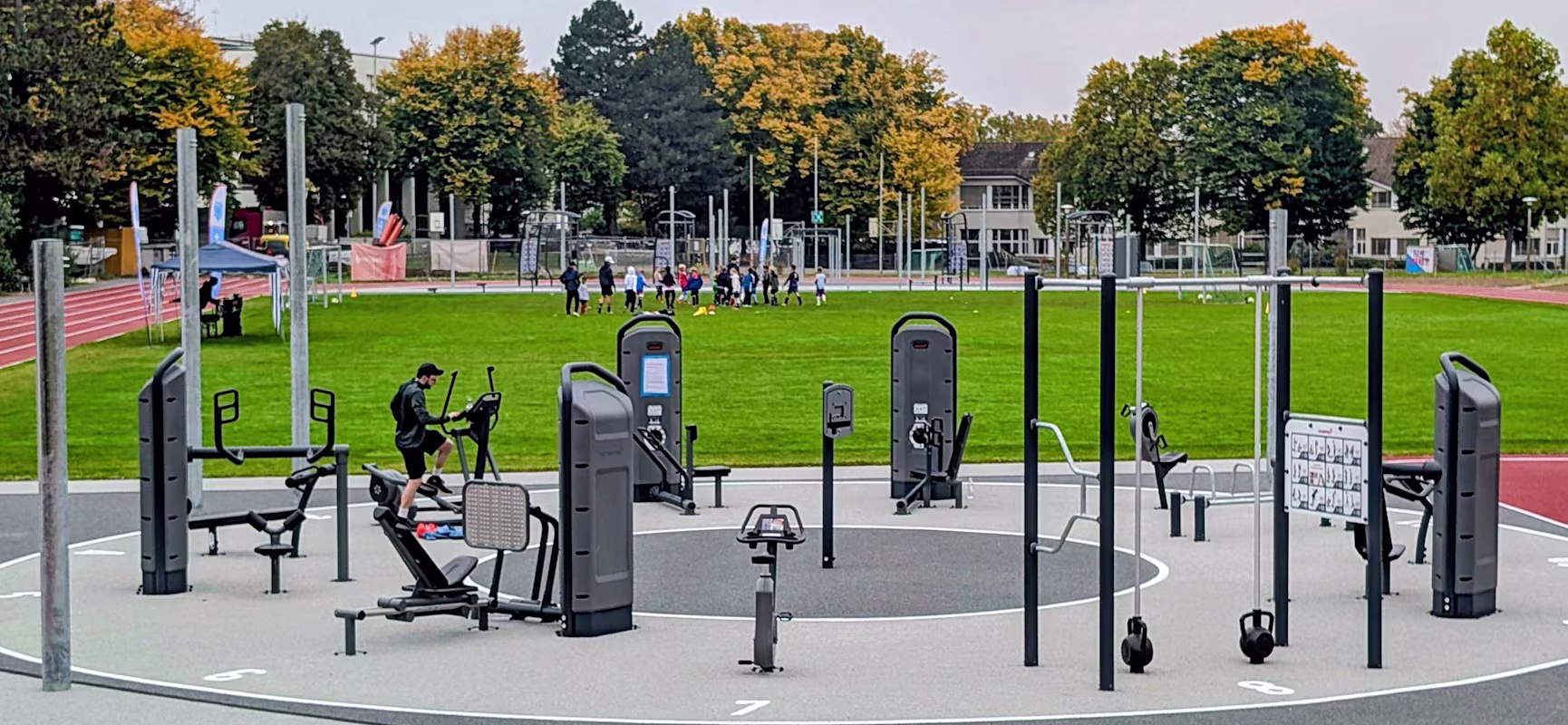 Outdoor-Fitenssanlage, ausgestattet für vielseitige Ganzkörperübungen