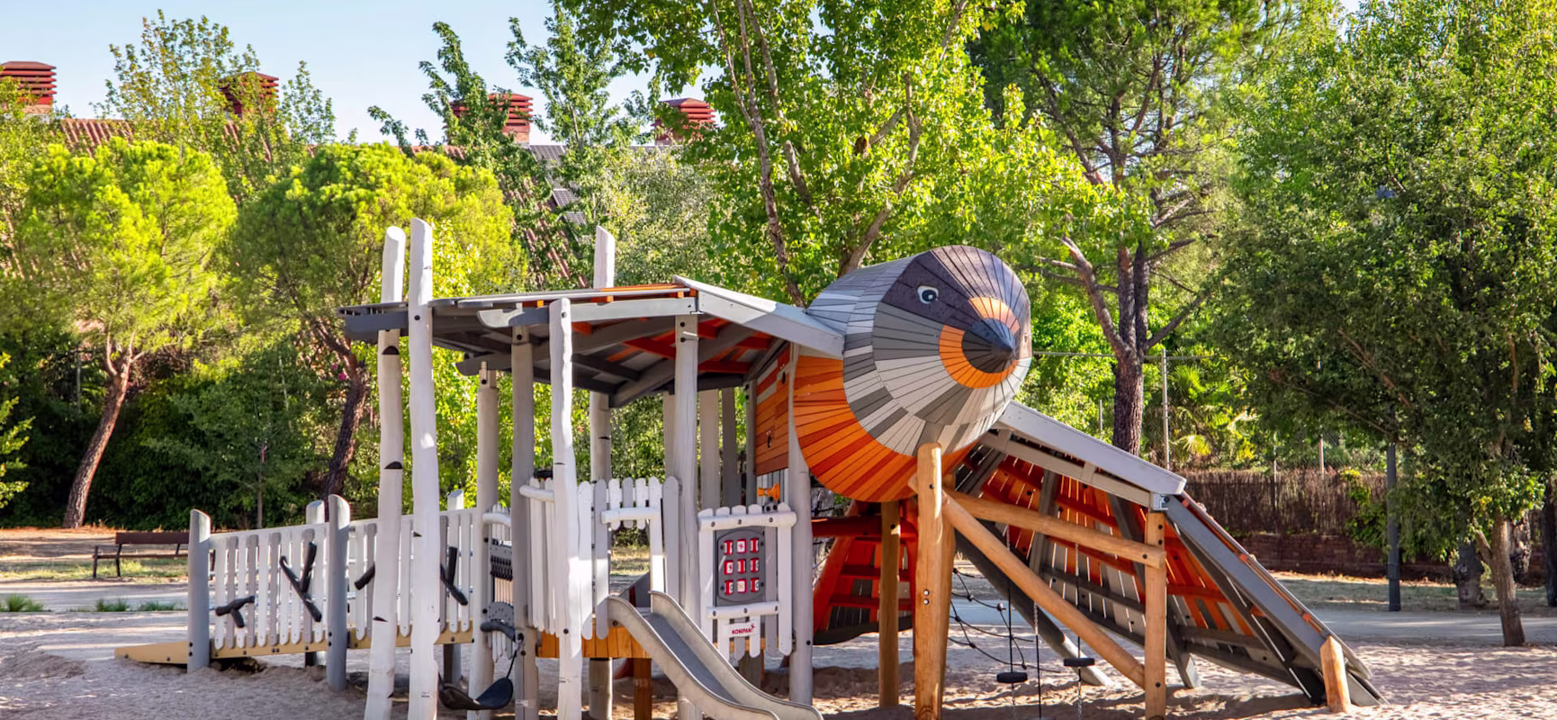 escultura de madera con aspecto de pájaro