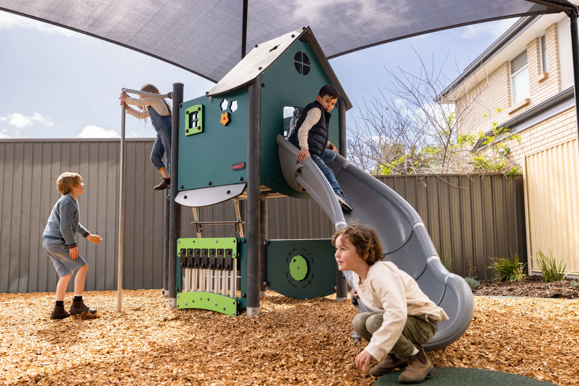 Photo d'enfants jouant sur une tour de jeux à faible émission de carbone à Mitcham, en Australie