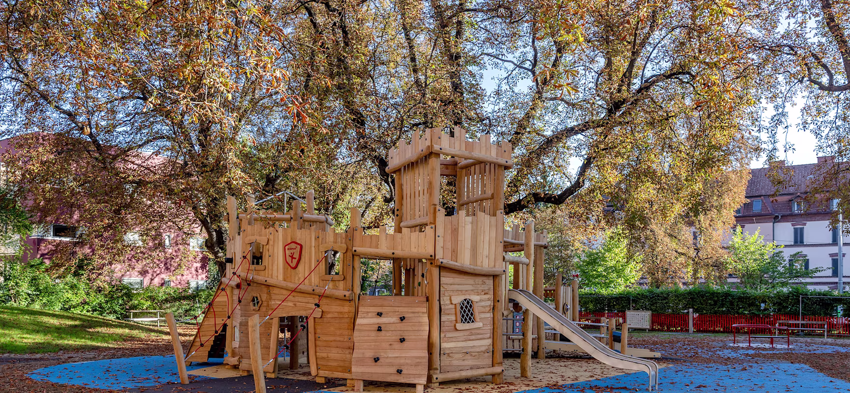 inklusiver Holzspielplatz Thema Burg in einem Park