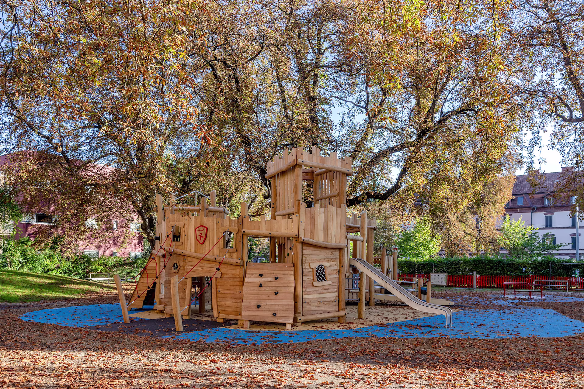 inklusiver Holzspielplatz Thema Burg in einem Park 