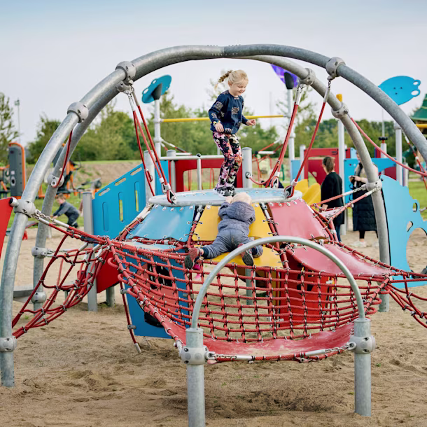enfants jouant sur un terrain de jeu dômes d'escalade pour petits enfants
