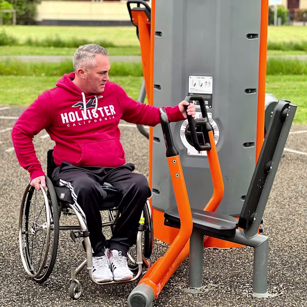 Attrezzature per palestre all'aperto nei parchi.