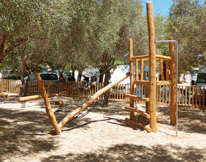 Parque infantil de madera al aire libre