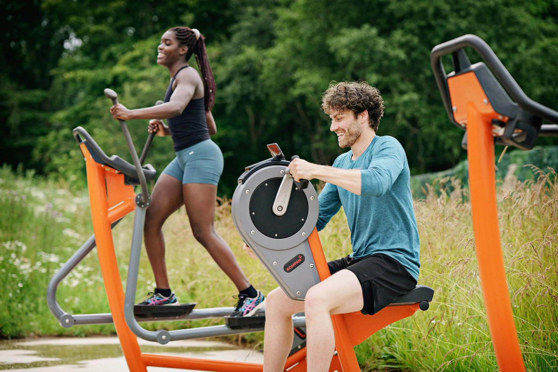 personas que utilizan máquinas de cardio al aire libre top slider image