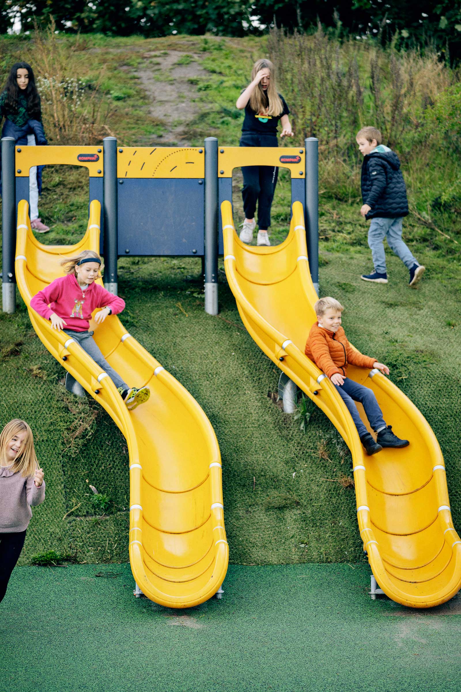 PCM110121 custom-double-slide ebberup-school DK with-children 220929 ID-1514b2db ID-2ab7bdac 2936