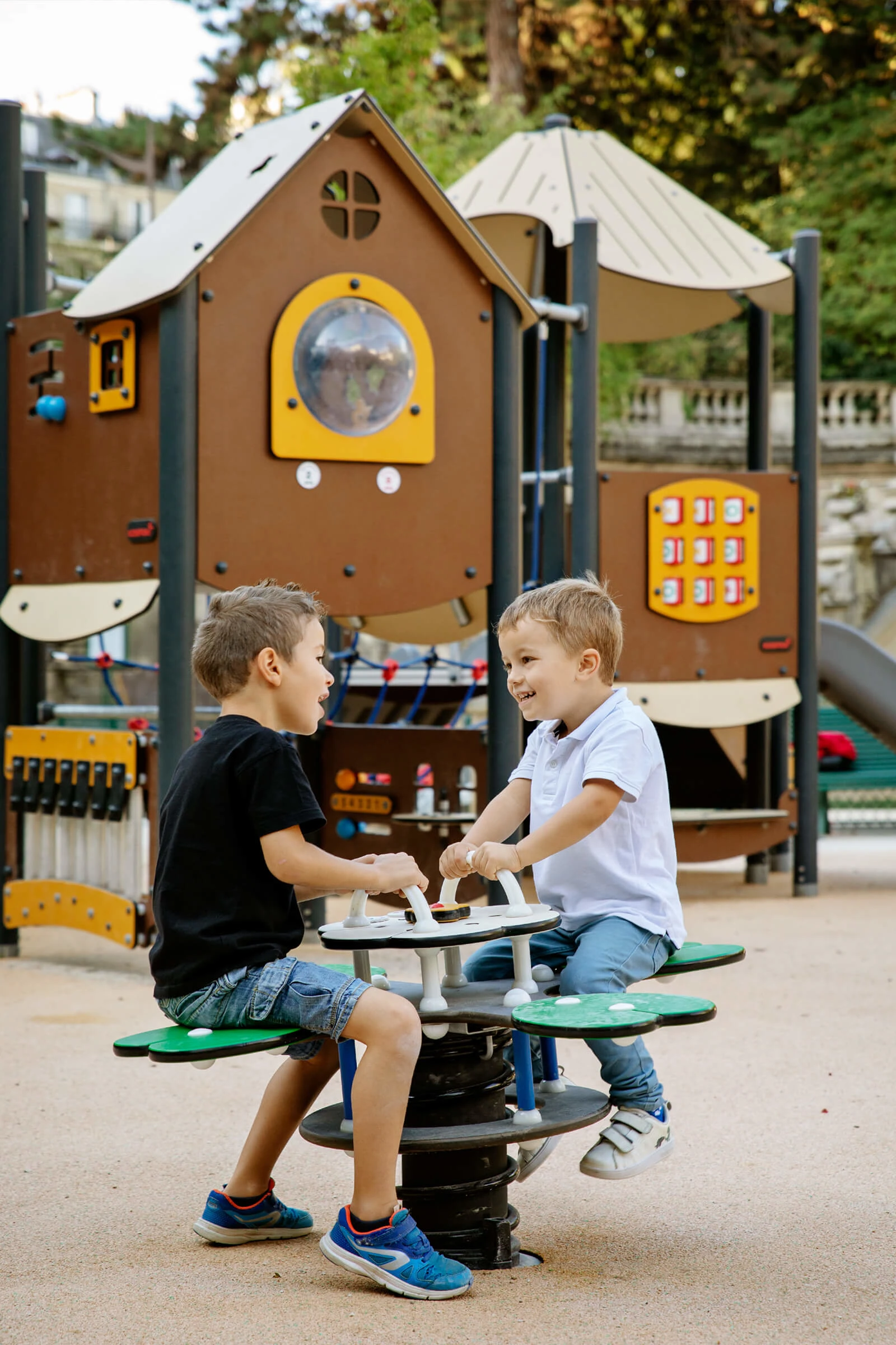 Enfants jouant sur une bascule à ressort au Square Capitan, France