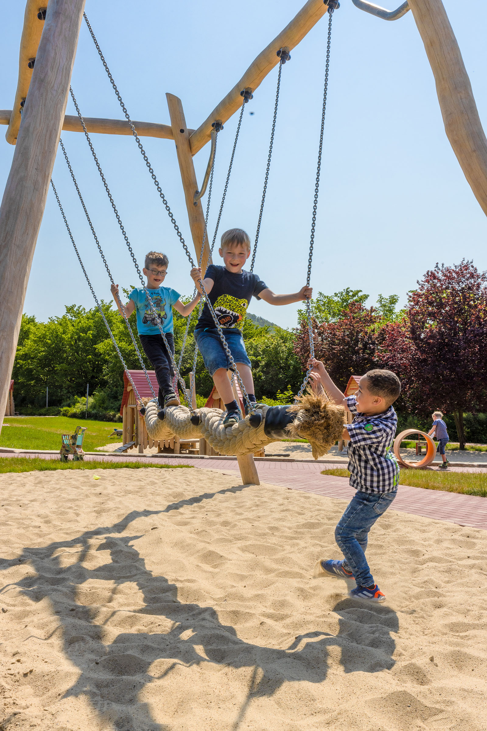 Kinder schaukeln auf einer Kokoswellen-Schaukel in Alfeld, Deutschland