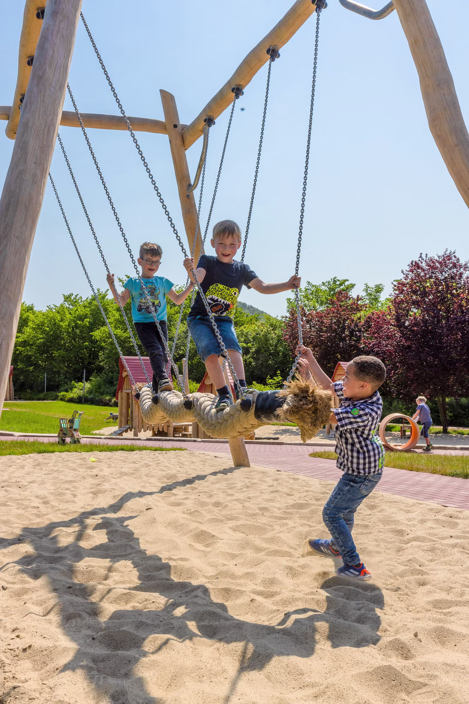 Kinder schaukeln auf einer Kokoswellen-Schaukel in Alfeld, Deutschland