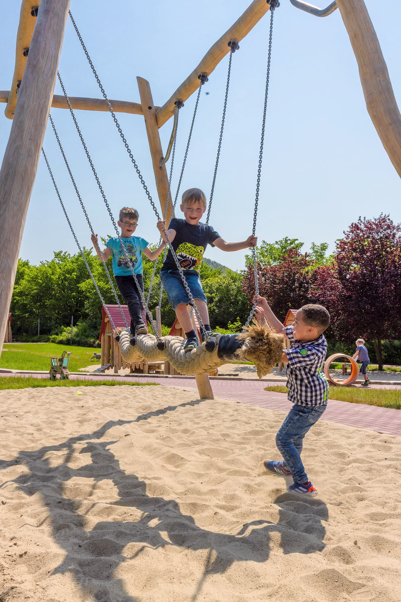 Kinder schaukeln auf einer Kokoswellen-Schaukel in Alfeld, Deutschland