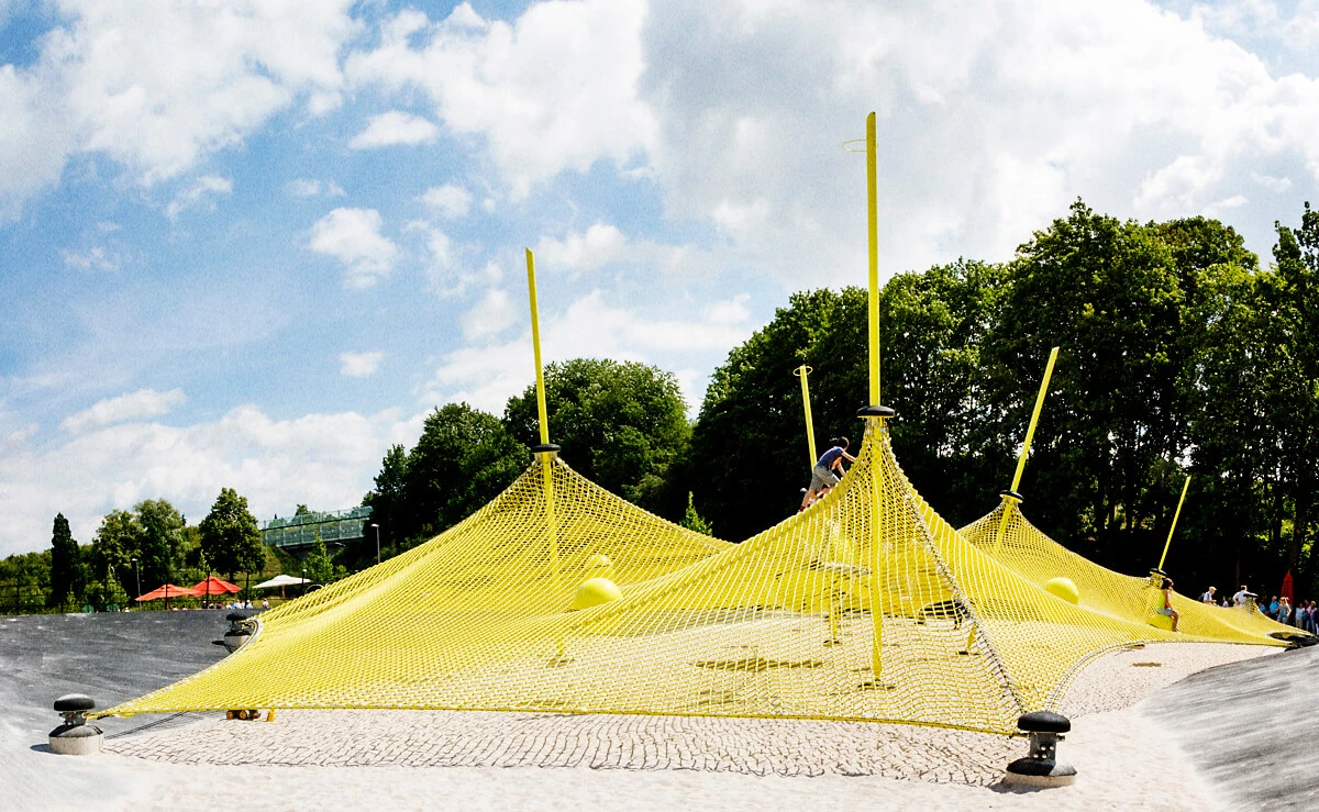 Aire de jeux en corde jaune au design futuriste à Bayreuth