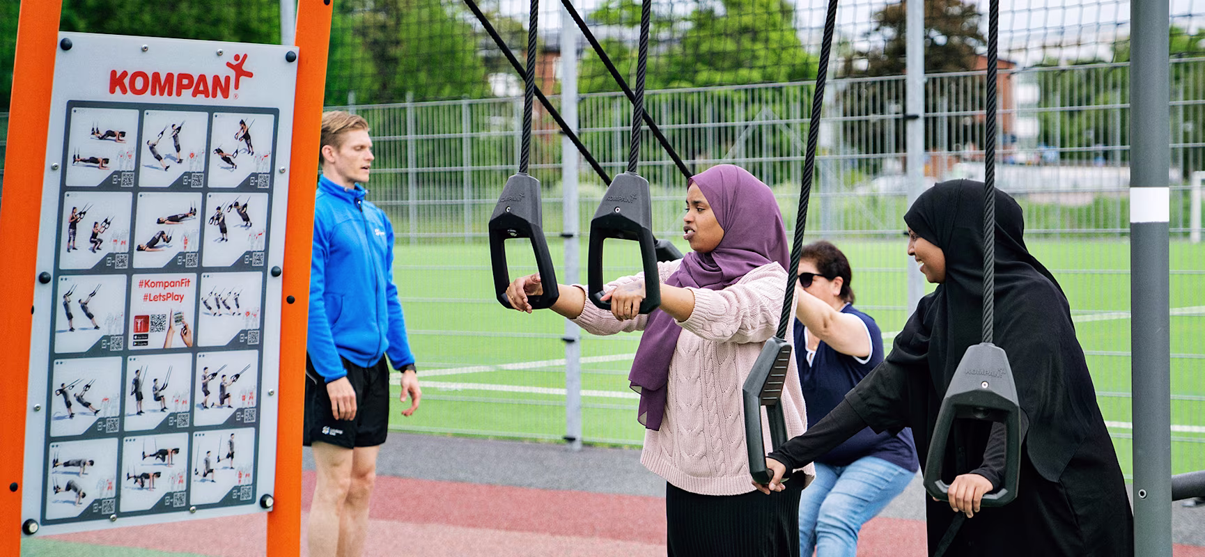 kvinnor med slöja som tränar i utegym