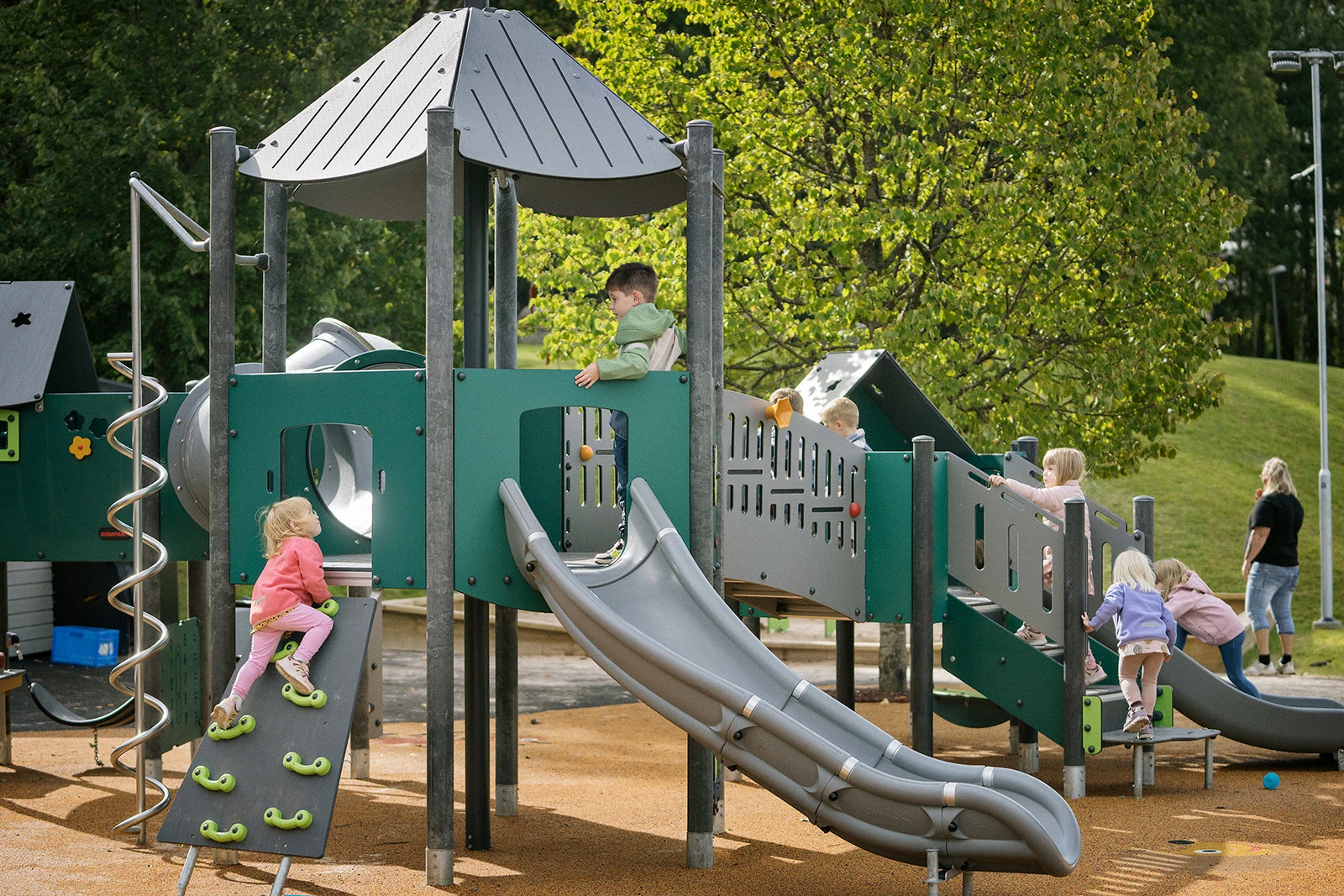 barn som leker på en lekplats på ett dagis