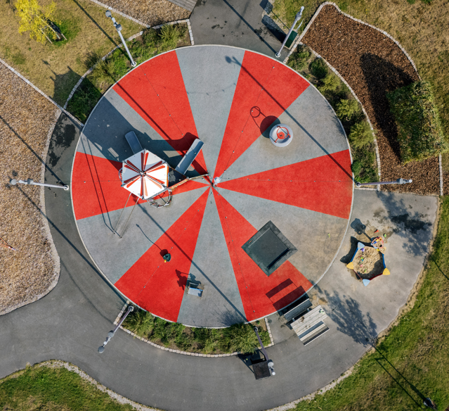 farget kunstgress på en lekeplass med sirkustema