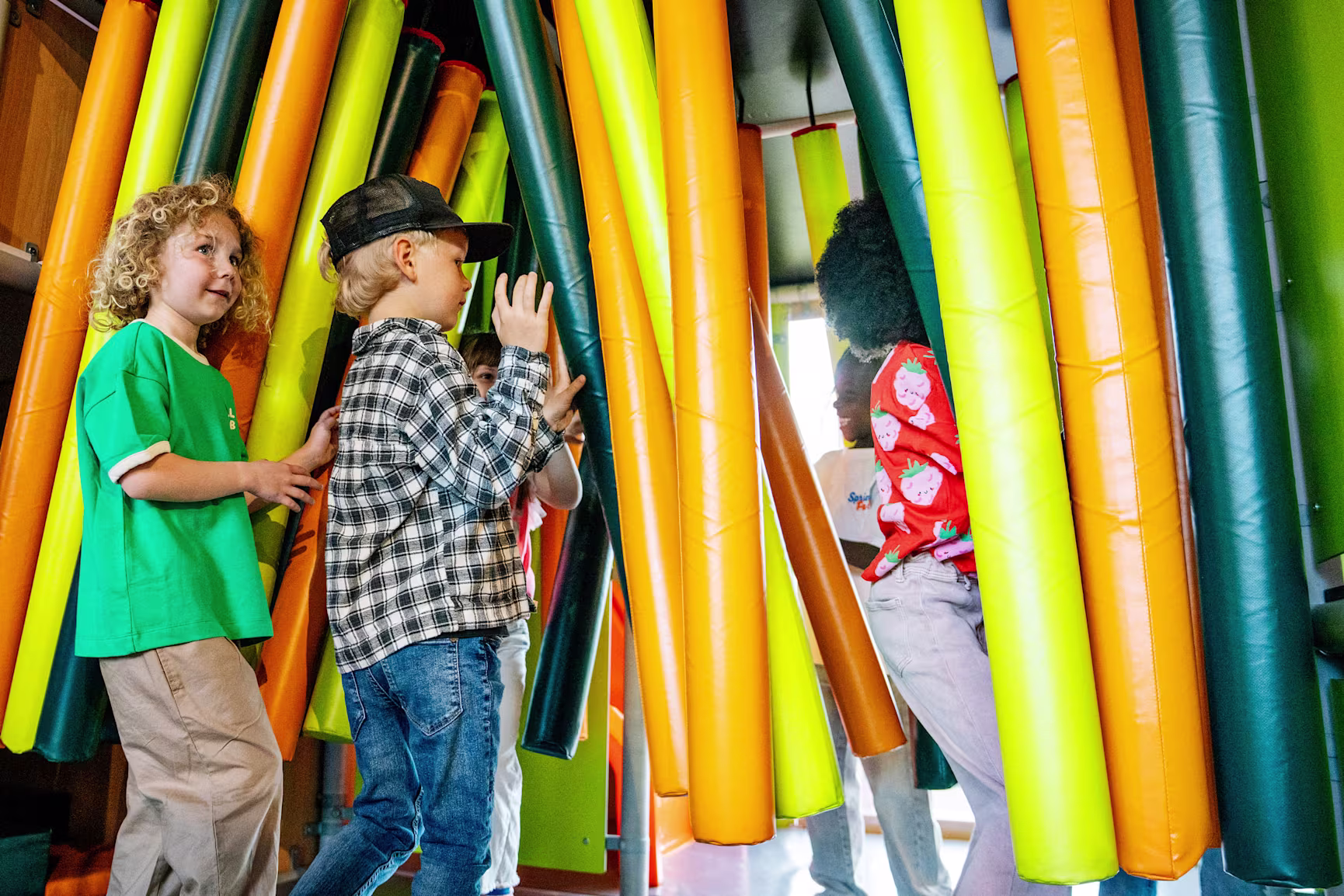 Kinder spielen auf einem Indoor Spielplatz in einem Familienrestaurant