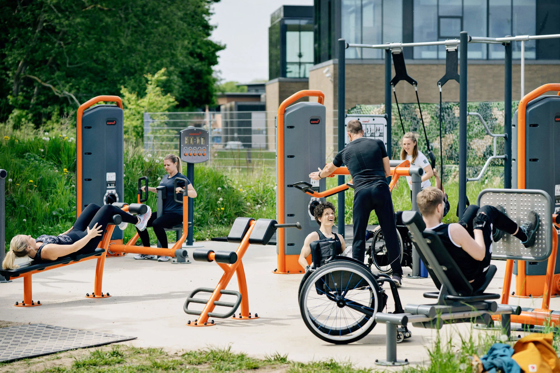 mensen trainen op een outdoor fitness area - hero image