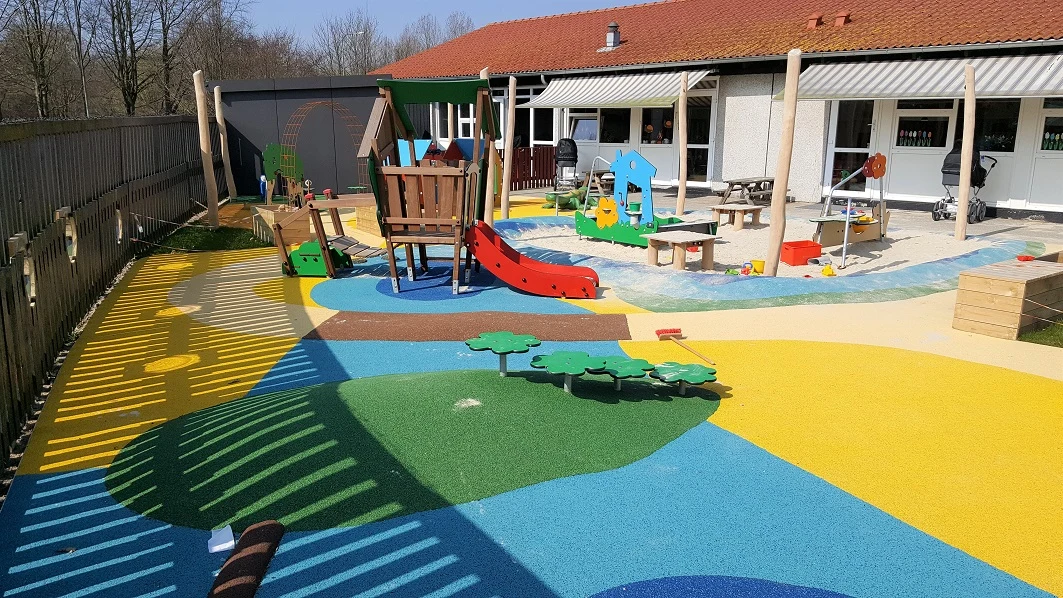 Børnehavens legeplads med glade børn