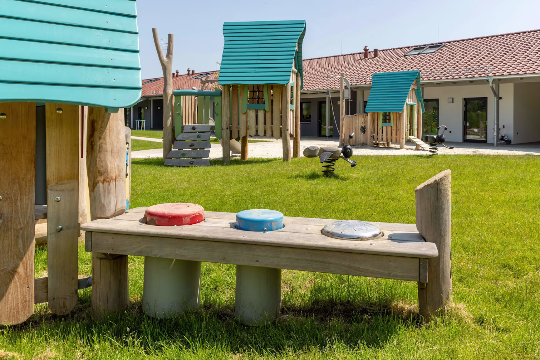 Kindergartenspielplatz mit glücklichen Kindern