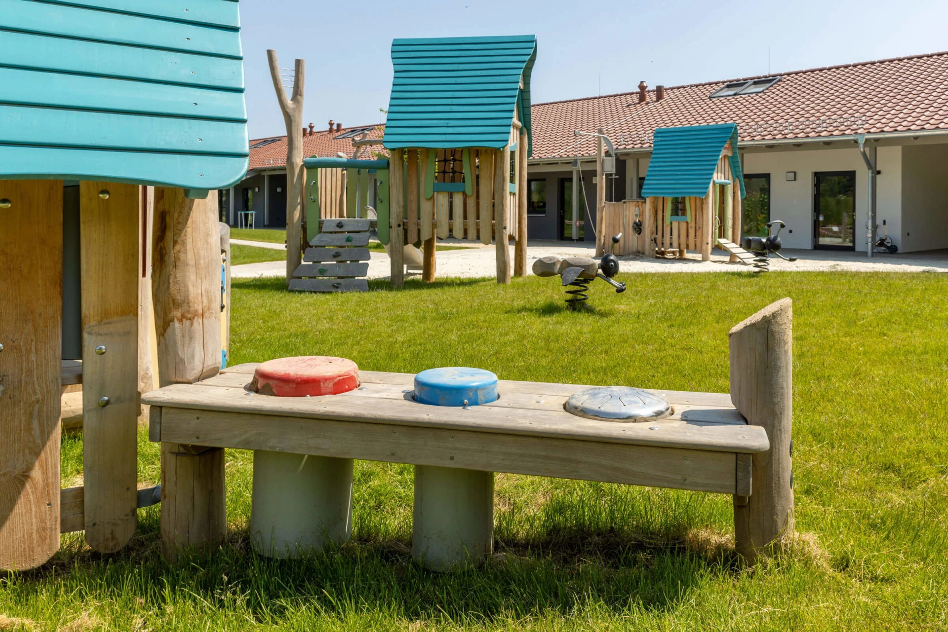 Kindergartenspielplatz mit glücklichen Kindern