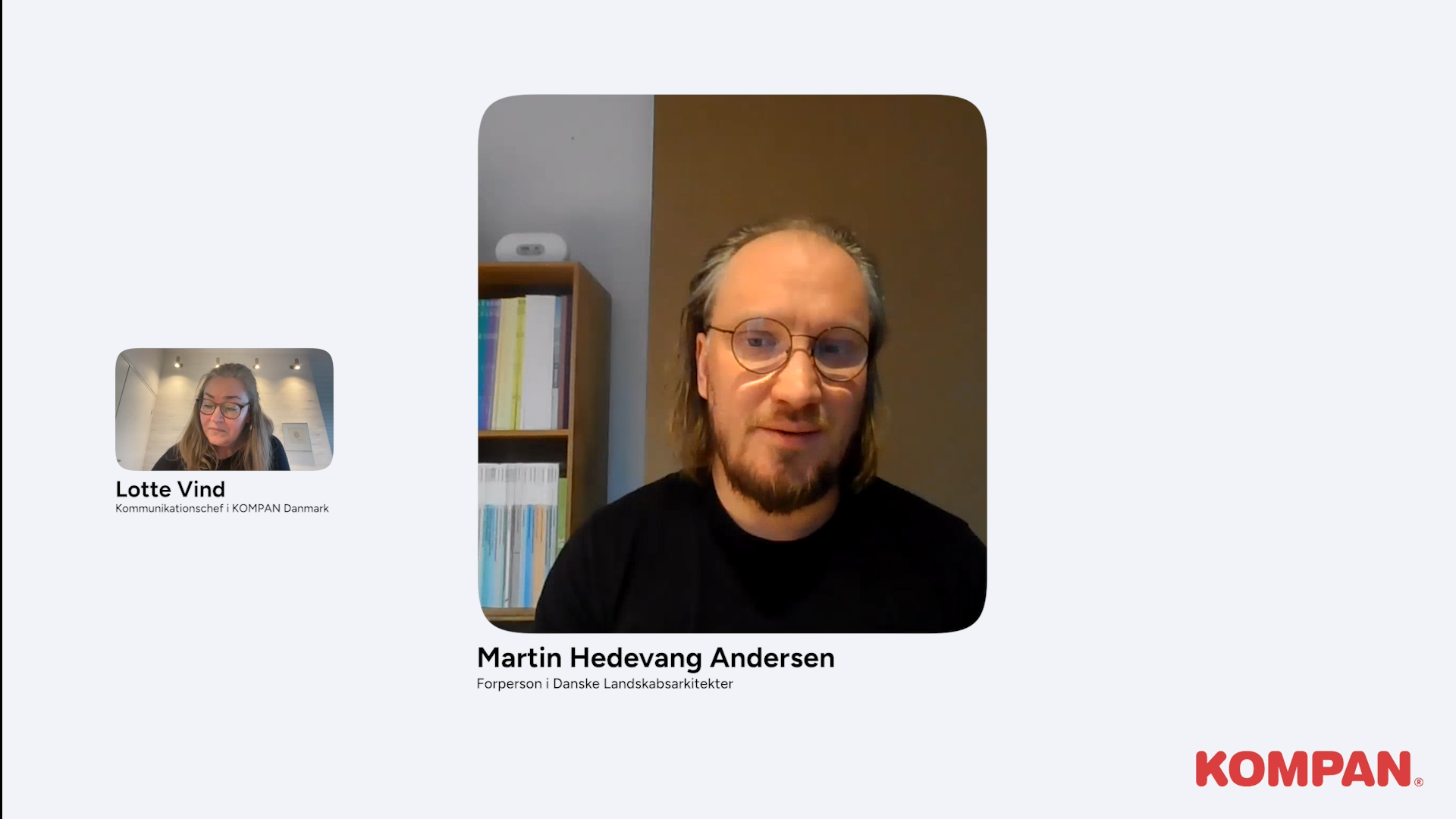 Video call layout showing two blurred speakers in separate frames, names and titles in Danish, with Kompan logo in red bottom right.