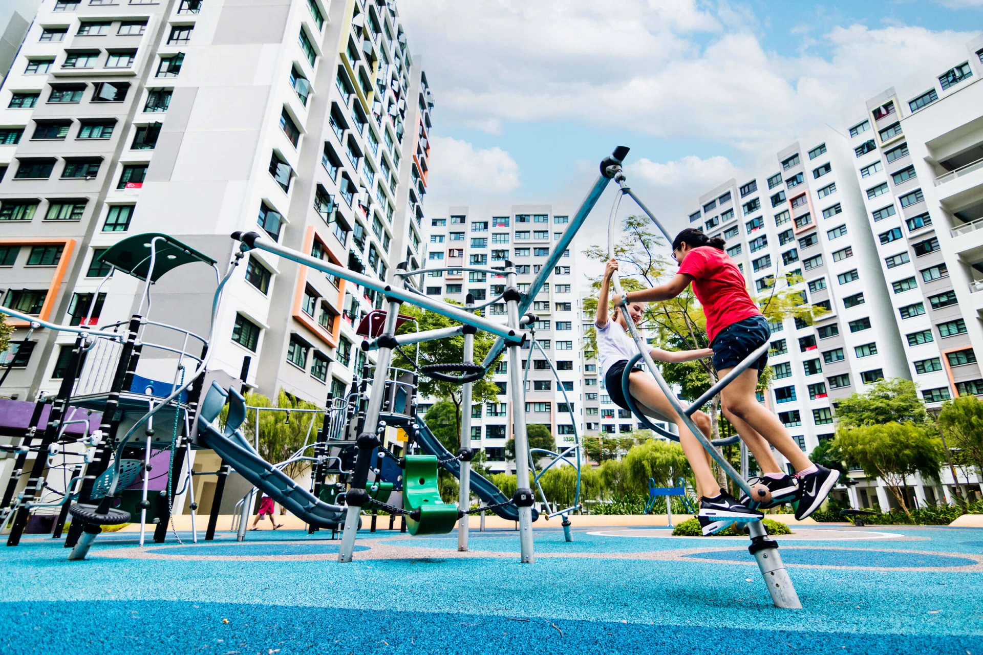 Jeunes filles jouant sur une installation pour adolescents sur le thème de l'espace à Yishun Riverwalk 