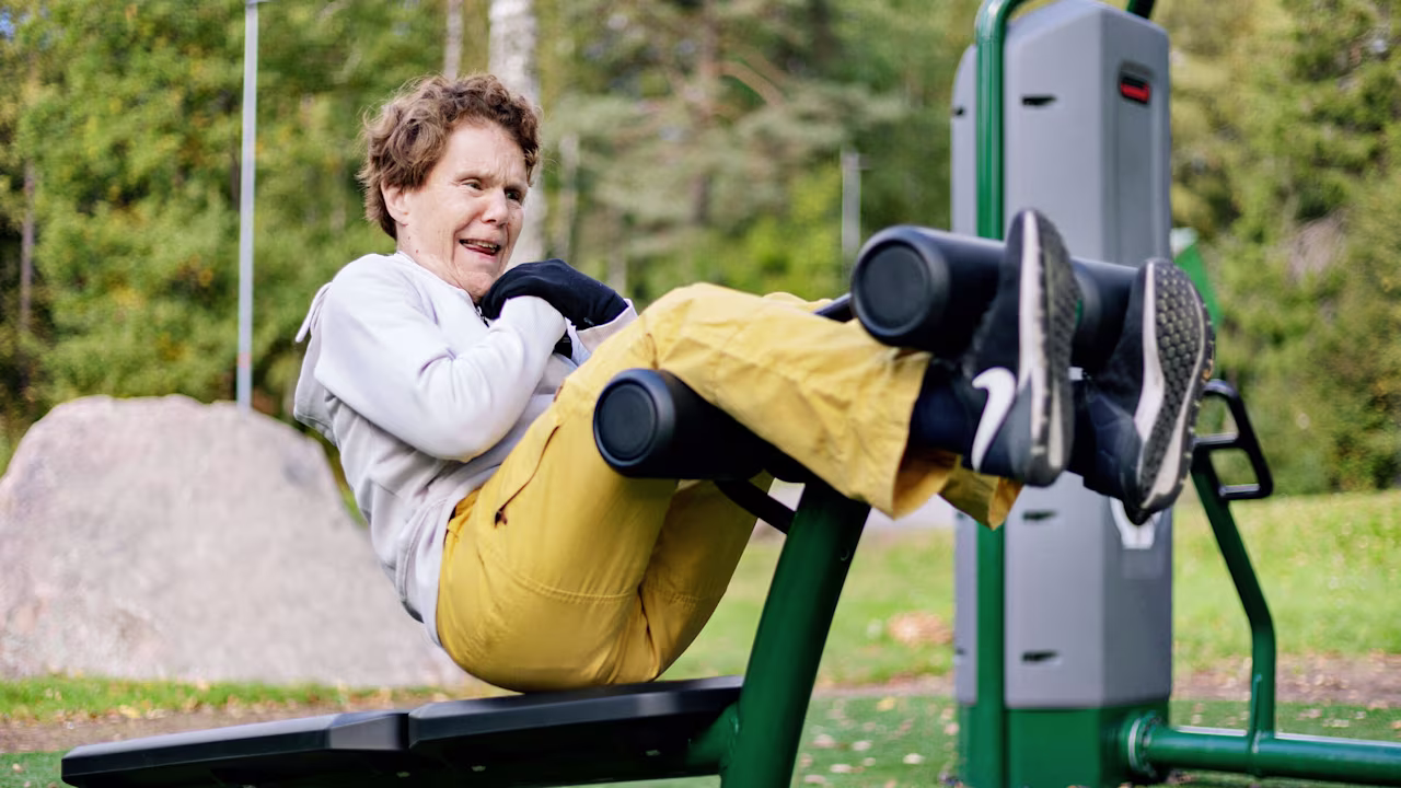 FAZ606 sit-up-bench kypegården SE with-people ID-9ddb2f26 0203