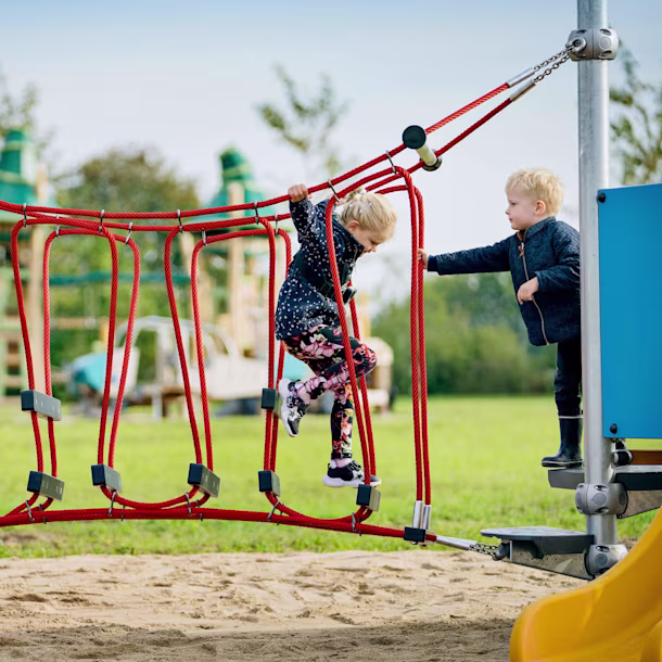 enfants d'âge préscolaire jouant sur une mini aire de jeux et un sentier d'escalade