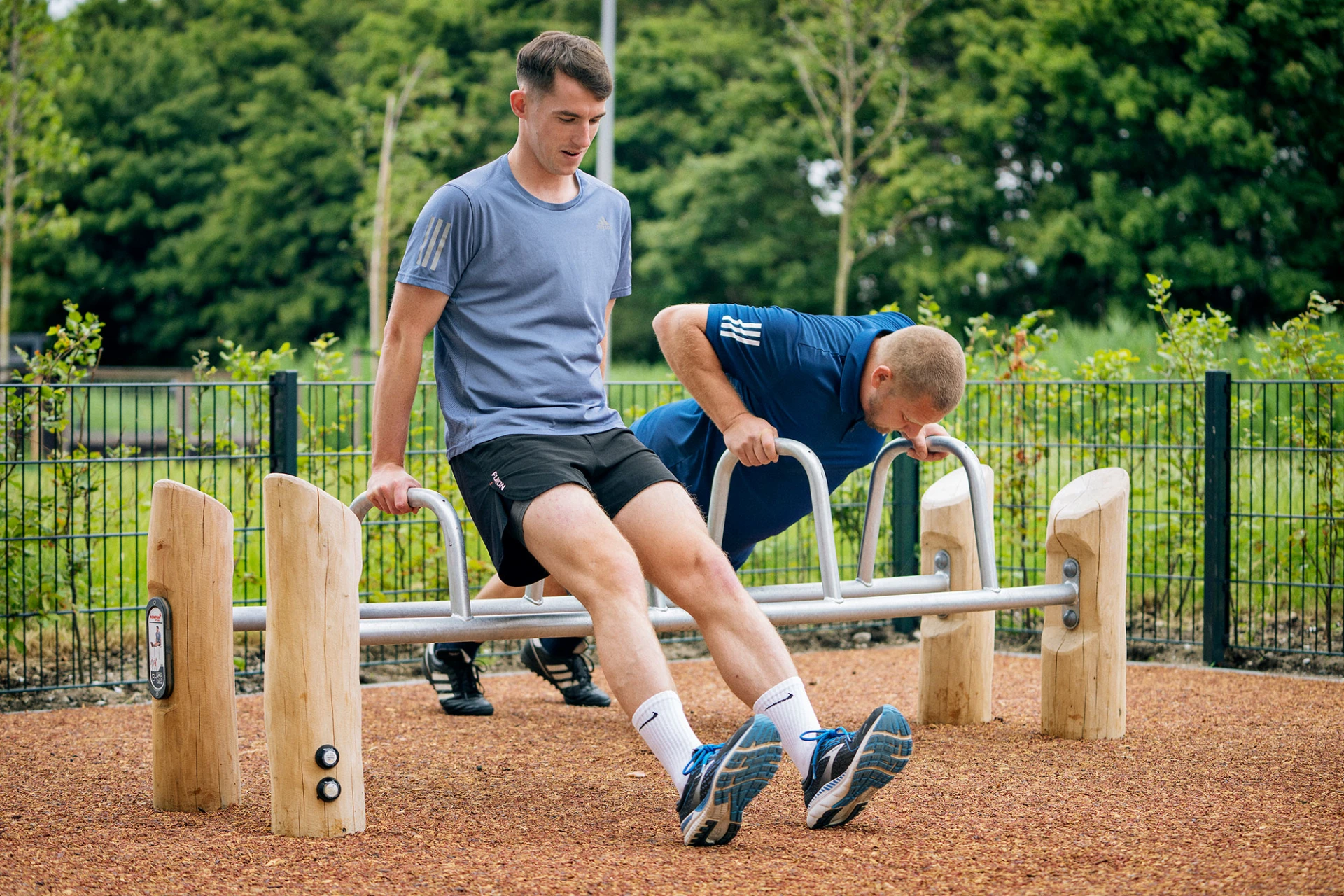 Outdoor Fitnessgeräte aus Holz für Sportanlagen in Parks Referenzbild