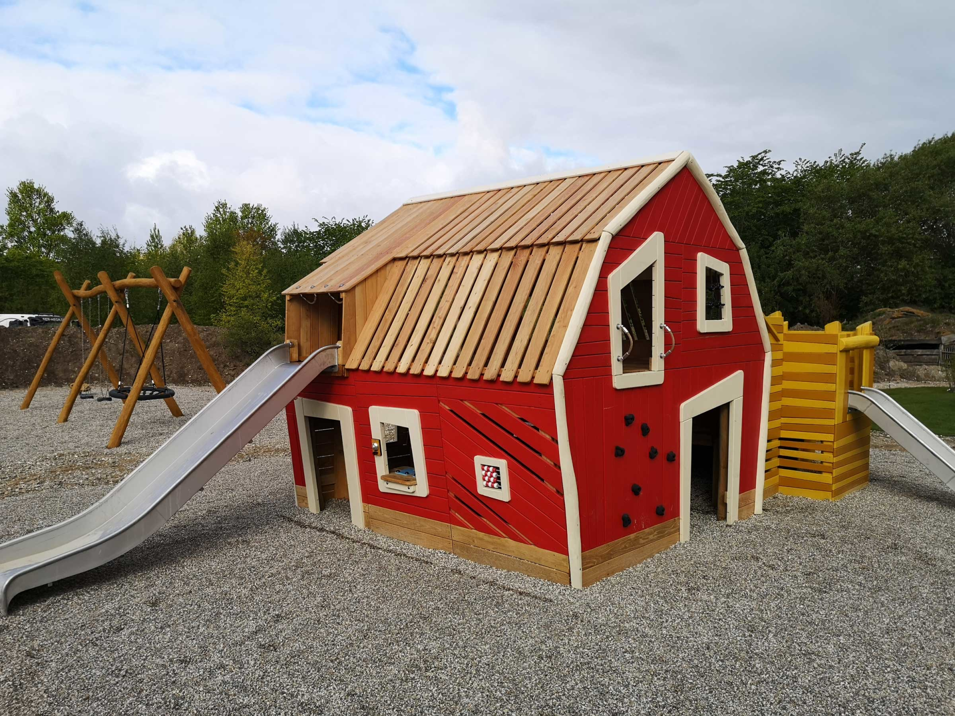 commercial playground installation robinia barn installation finished result
