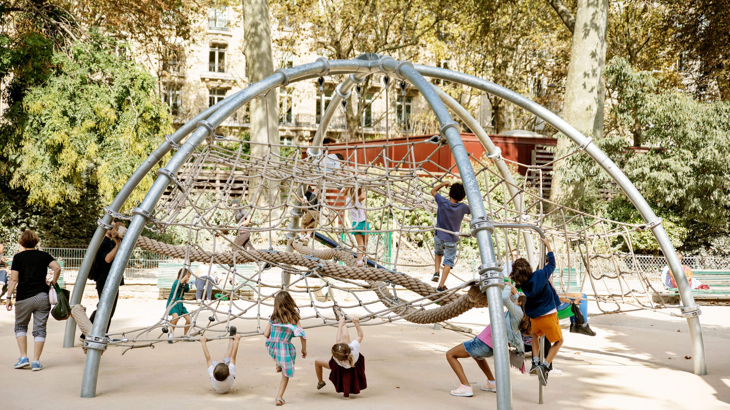 Kinder spielen und klettern auf einem Corocord-Seilspielgerät von KOMPAN
