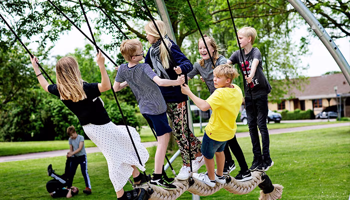 LOCALISED  Cocowave-pendulum-swing