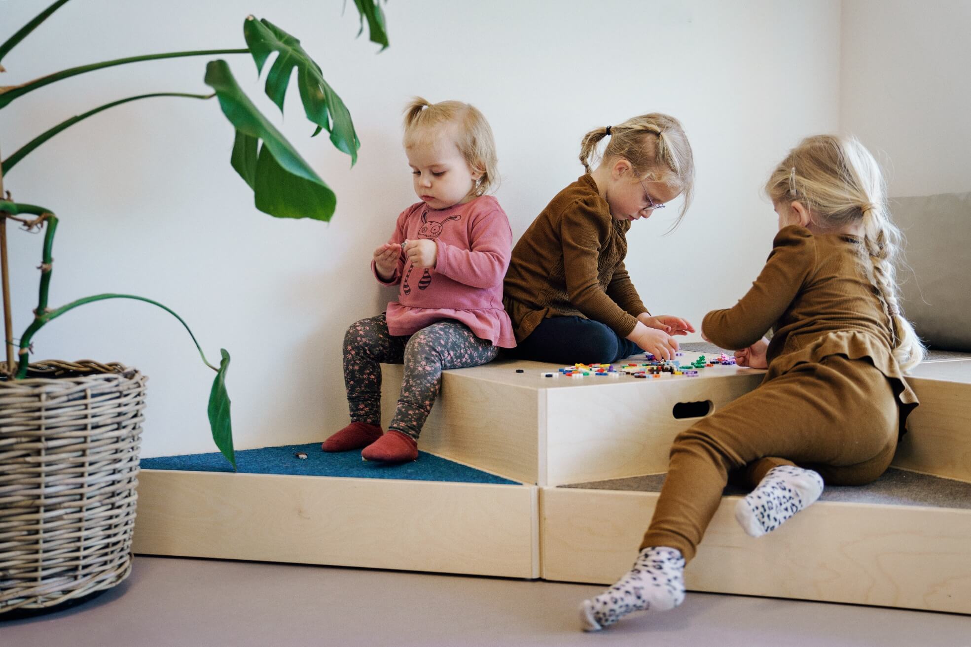 KOMPAN 220411 FURNITURE HORSENS 6780 Scener og legepodier