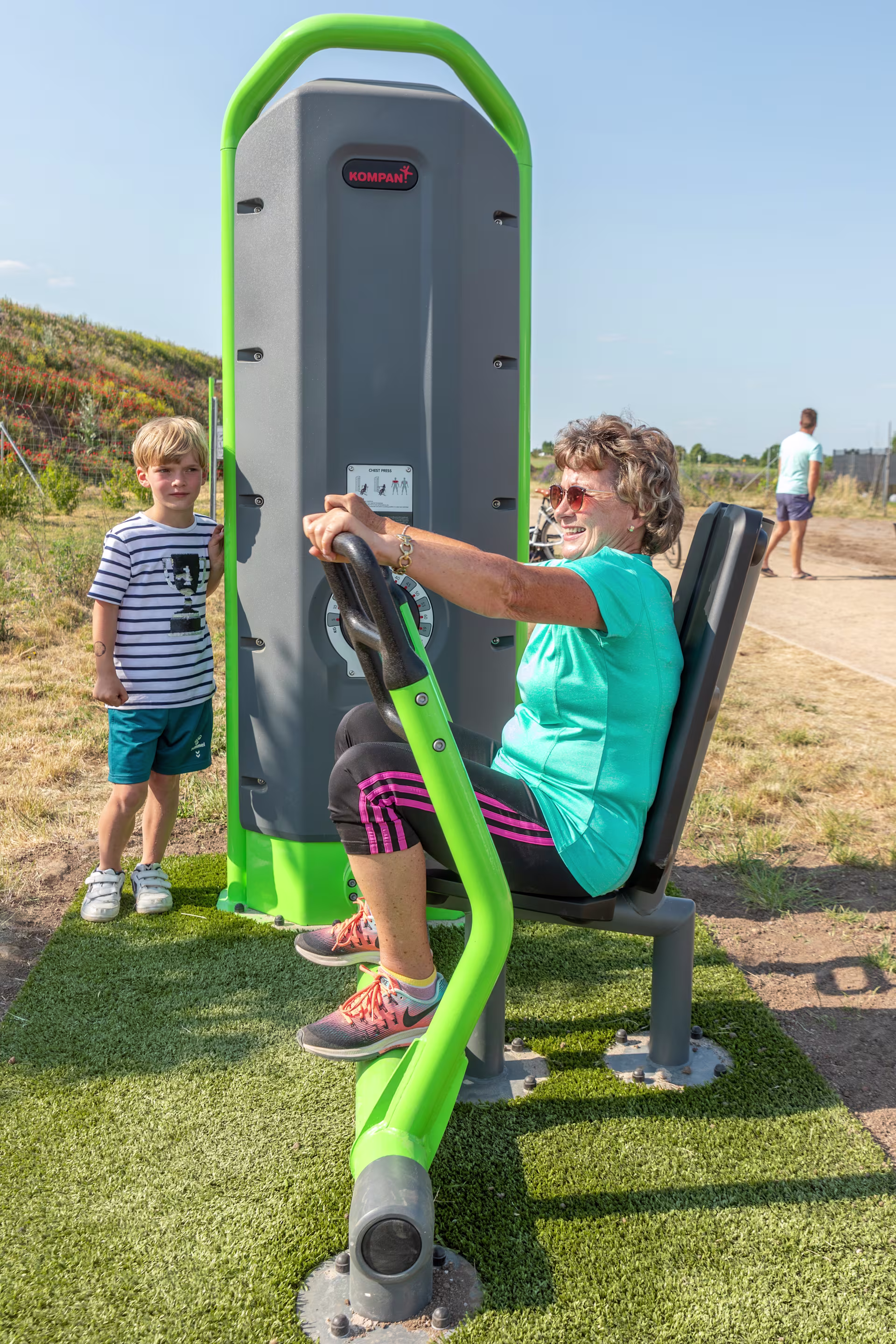 Outdoor Fitnessanlage mit verschiedenen Calisthenics Geräten