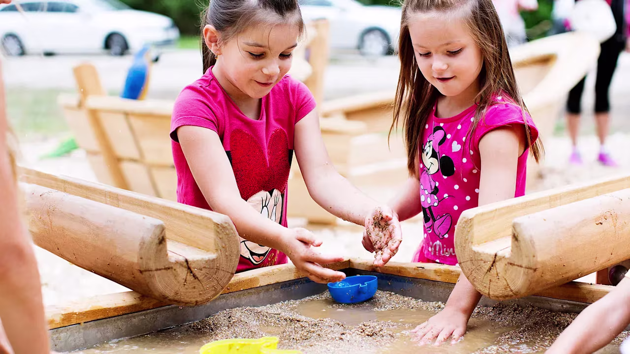 robinia-sand-and-water-play-top-slider-image