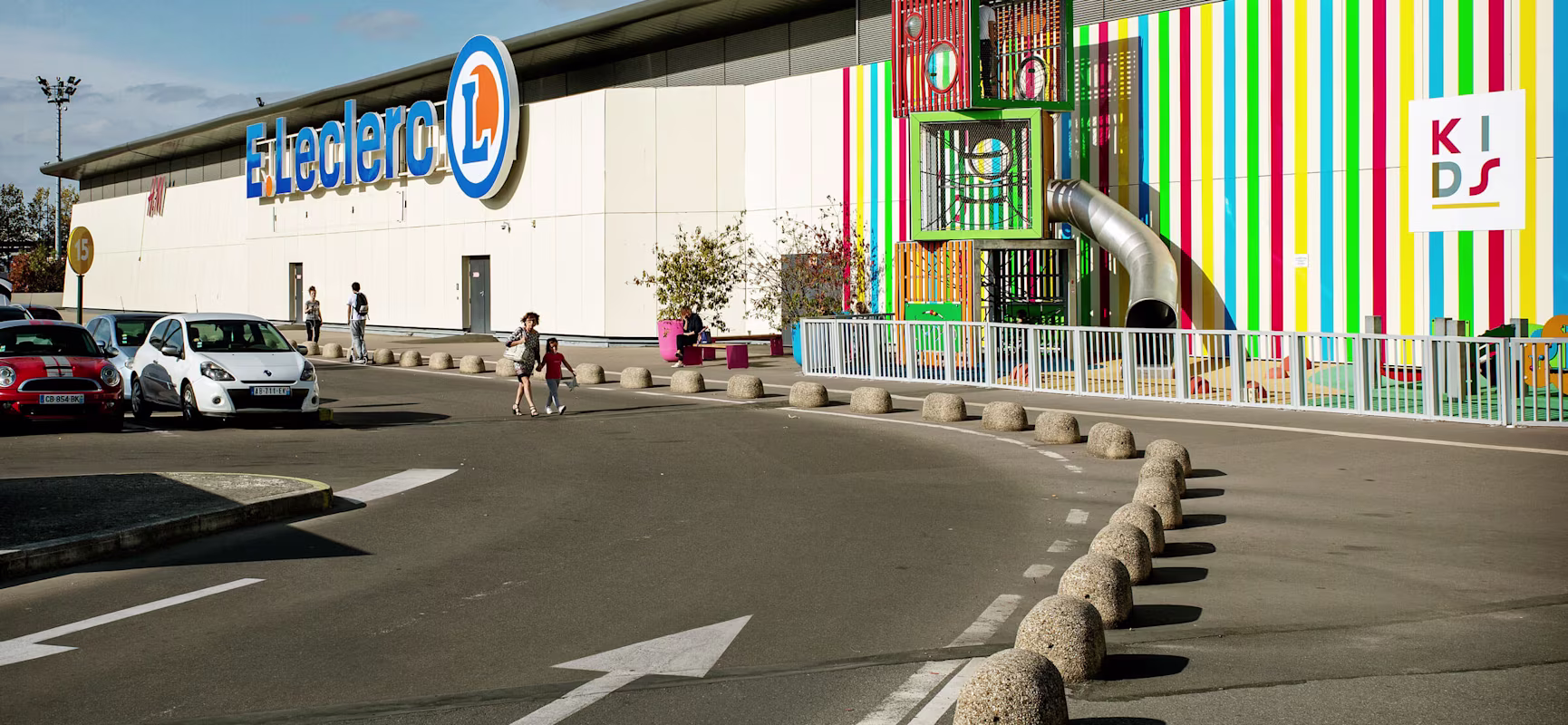 Playground tower outside shopping mall, MODO mall near Paris