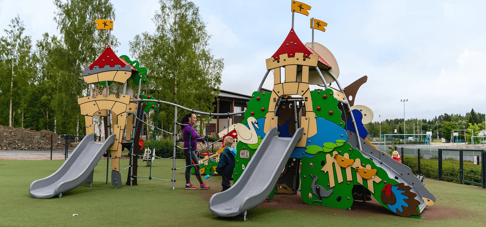 Kinder spielen auf einem Märchenspielplatz mit digitalen Spielgeräten