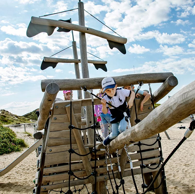 Kinder spielen auf Spielplatz Piratenschiffen aus Robinienholz Referenzbild