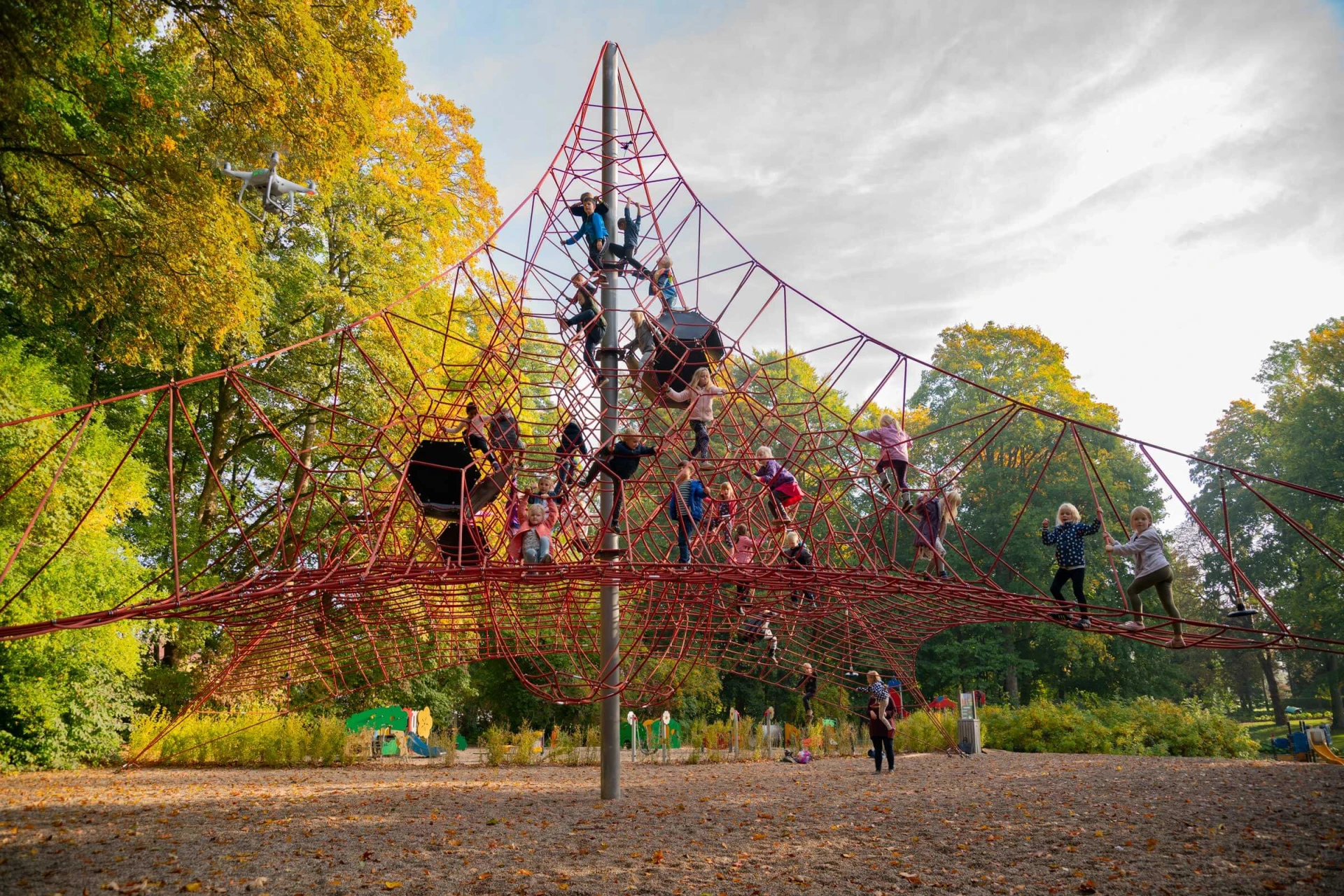 Kinder klettern auf dem grossen Spielplatz Raumnetz im Schloss Egeskov