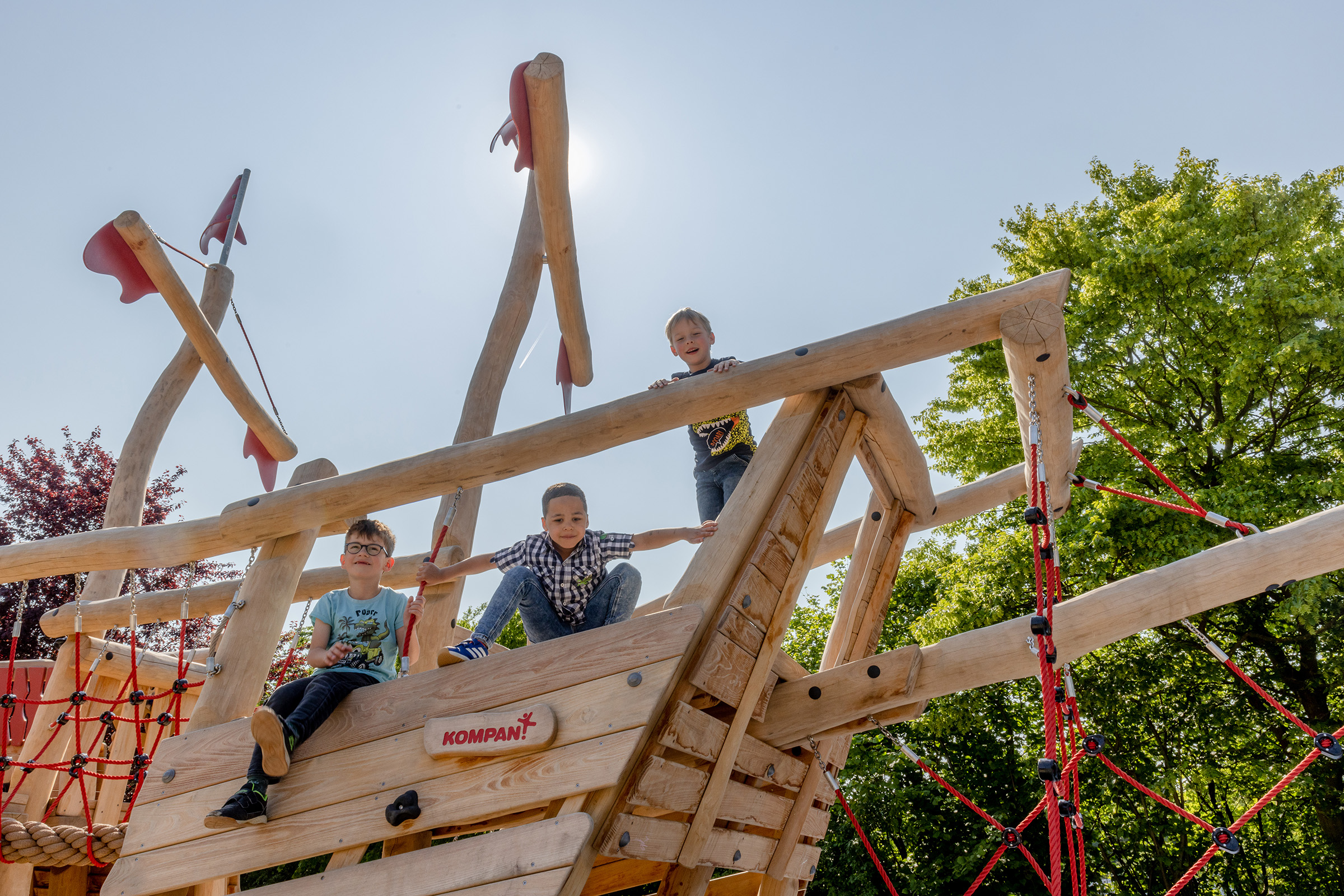 Kinder spielen auf einem Robinien Spielplatzschiff in Alfeld, Deutschland